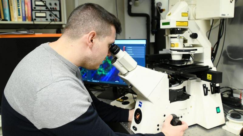 Tízszeres nagyítással és nanoszkópos precizitással készült innováció: Debrecenben készül a jövő mikroszkópja.