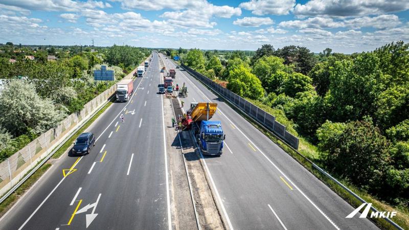 Meglehetősen figyelemfelkeltő - ezért választanak betonelemeket a szalagkorlátok helyett az M7-es siófoki szakaszán.