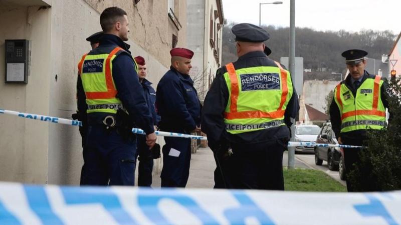 Robbanásveszélyes helyzet alakult ki a belváros szívében: több kilogramm TNT-re bukkantak egy társasházban. Az előkerült robbanóanyag különös figyelmet érdemel, hiszen komoly kockázatot jelent a környék lakóira és az ott tartózkodókra.