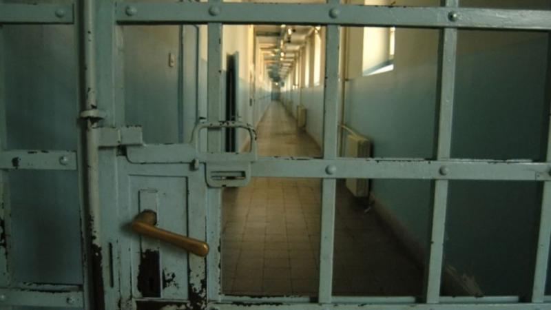 Börtönigazgatóság: Valóban bilincsbe verve, az ágyhoz kötözték a kórházban ápolt egyetemistát.