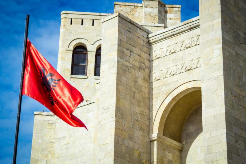 Kruja, az albán lélek szívverése és erődje, egy varázslatos hely, ahol a történelem és a természet harmonikus egységben találkozik. Ez a kisváros, mely a festői hegyek ölelésében fekszik, nem csupán gyönyörű tájával, hanem gazdag kulturális örökségével is