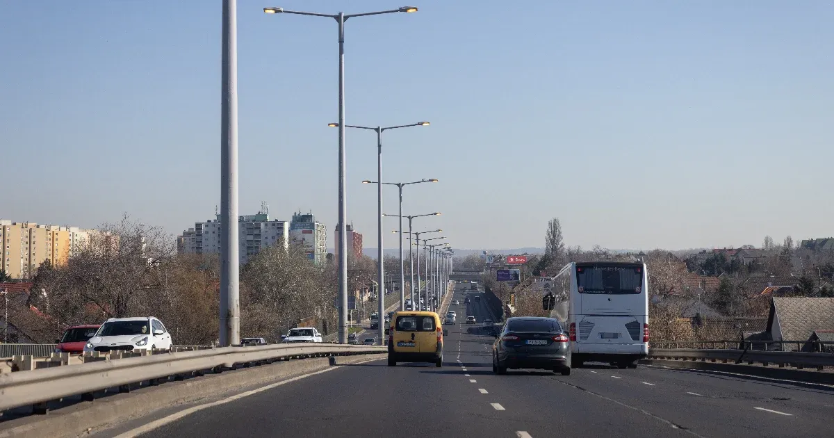 Jelenleg jelentős forgalom tapasztalható az M7-es autópályán Budapest irányába, valamint az M3-as autóúton Mogyoród felé.