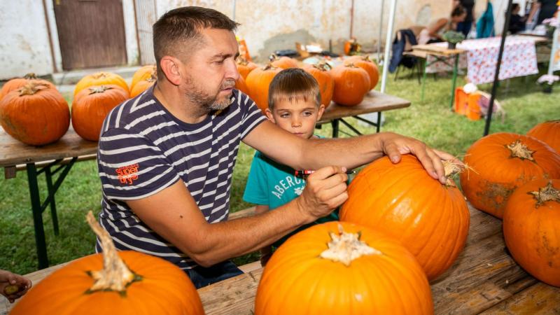 A töklámpás ünnep varázslatos fényözönbe vonja Szőlőskislakot, ahol a sötétség eltűnik, és a színes lámpások ragyogása betölti az utcákat.