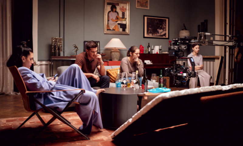 Egy kutya, amikor a múlt újra életre kel, mintha a szél suttogása hozná vissza az emlékeket. A fűben felfedezett régi szagok, a napfényben játszó árnyékok mind-mind mesélnek egy másik időszakról. A kutya, hű társunk, érzékeli ezeket a pillanatokat, és a m