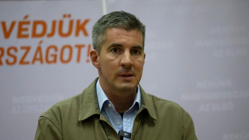 Kocsis Máté egy pillanatra megállt, és hangosan megjegyezte Magyar Péternek: „A báb sosem lesz több, mint amit a fonója akar, mindig csak báb marad.”