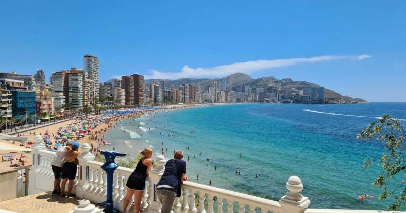 Fedezd fel a legújabb spanyol úti célokat, amelyek egyre népszerűbbek a magyar utazók körében! Ezek a gyönyörű helyek új élményekkel és lenyűgöző látnivalókkal várják a kalandvágyó felfedezőket. Ismerd meg a varázslatos városokat, a festői tájakat és a ga