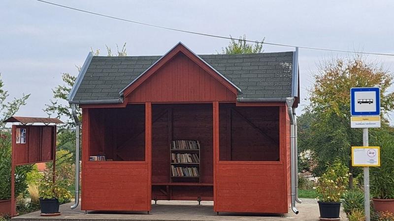 Buszra várakozik? Mostantól a györei megállóban egy izgalmas könyv társaságában is eltöltheti az időt!