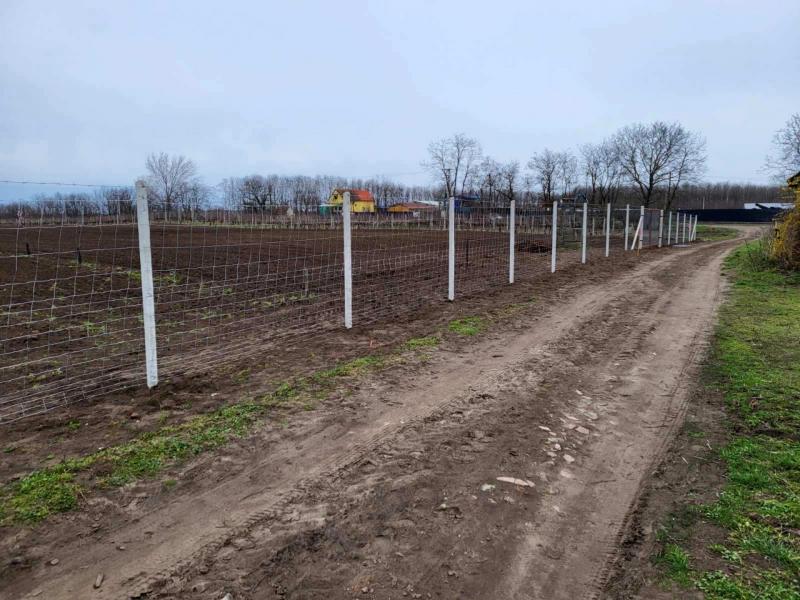 Egyedi kerítések országos szinten! Válasszon különböző típusú anyagokat, mint például vadháló, drótfonat vagy drótháló. Széles választékban kínálunk oszlopokat, kapukat és huzalokat, hogy a legjobban megfeleljenek igényeinek!