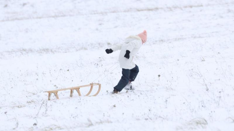Megérkezett a tél varázsa a Bakonyba, és a szánkószezon végre kezdetét vette! A hóágyúk már üzemelnek, így garantált a felejthetetlen élmények sora a hódolóknak. (+ nézegessétek meg a képgalériát és a videót!)