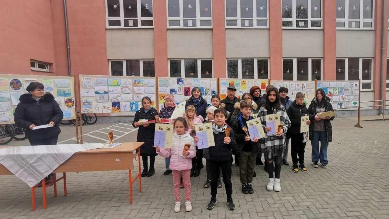 A TEOL híradása szerint a madárinfluenza következtében a tervezett kiállítás elmaradt, azonban a gyerekek csodálatos rajzait mégis elismerték és díjazták.