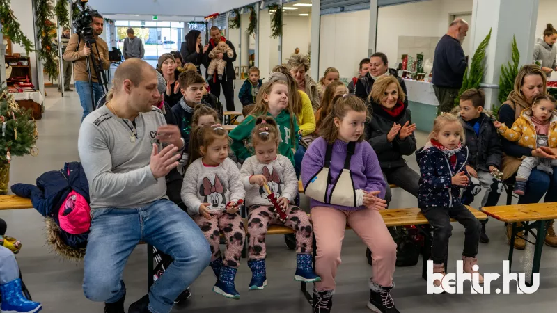 A csabai karácsonyi vásár második napja igazi varázslatot hozott a térségi piacra. A fagyos idő ellenére is sokan gyűltek össze, hogy élvezzék a karácsonyi hangulatot, a színes fényeket és a finom illatokat. A standok színes kínálata között kézműves termé