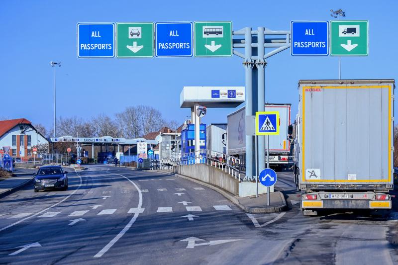 A magyar fuvarozók helyzete egyre aggasztóbbá válik, mivel a gazdasági visszaesés következtében sokan kénytelenek bezárni kapuikat. A csökkenő megrendelések és a növekvő költségek komoly kihívások elé állítják ezt a szektort, amely korábban alapvető szere