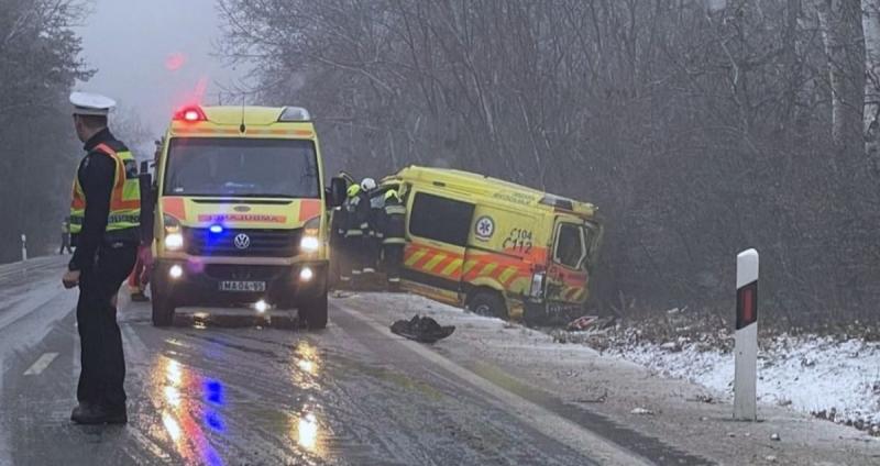 Egy árok mélyén akadt meg egy mentőautó, amely sürgős segítséget nyújtott volna.