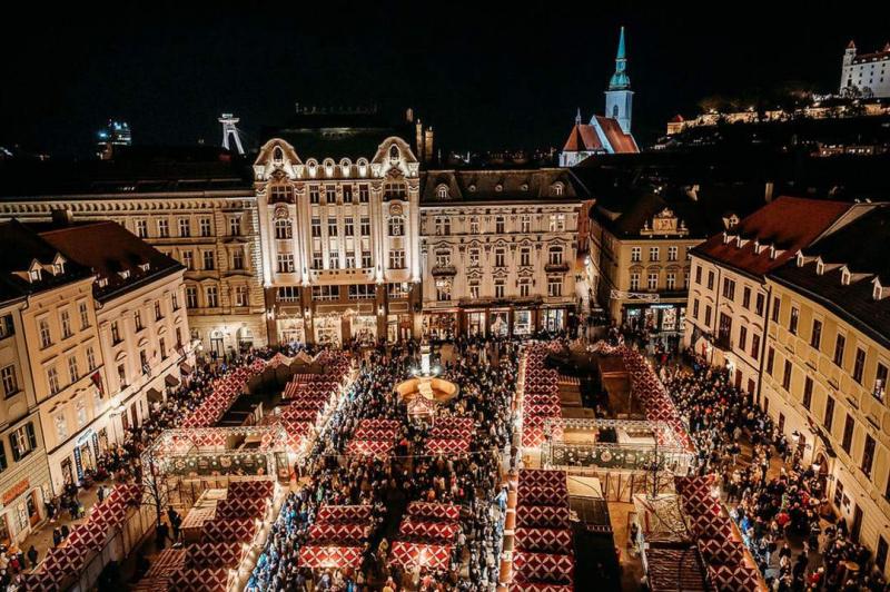 A pozsonyi karácsonyi ünnepek a régi idők varázsát idézik fel, amikor a város utcái fényei és illatai különös atmoszférát teremtettek. Az adventi időszakban a családok együtt készültek az ünnepre, a piacon frissen sült mézeskalács és forralt bor illata te