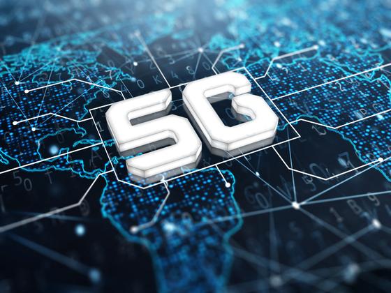 Kína új, forradalmi 5G technológiát fejlesztett ki a katonai alkalmazások számára, amelyhez drónok kapcsolódnak mint antennák. Ez a rendszer képes egyszerre 10 000 robotot kezelni, lehetővé téve a hatékony és gyors kommunikációt a modern hadviselés terén.