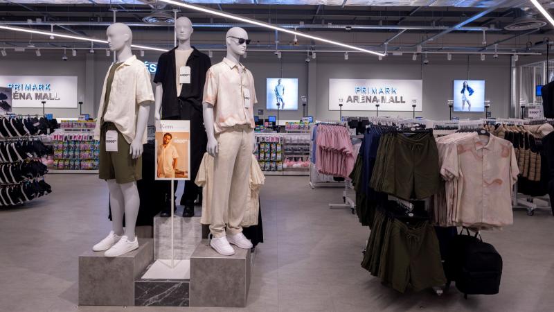 A Primark varázslatos módon hódította meg a magyar vásárlók szívét. Színes, divatos kollekcióikkal és megfizethető árazásukkal gyorsan népszerűvé váltak a fiatalok körében. A bolt belső tere igazi vásárlási élményt kínál, ahol a kedvelt ruhadarabok mellet