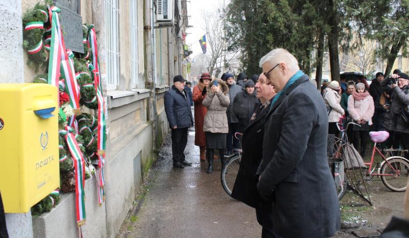 Koszorúzással tisztelegtek a Himnusz születésének emléke előtt Beregszászban.