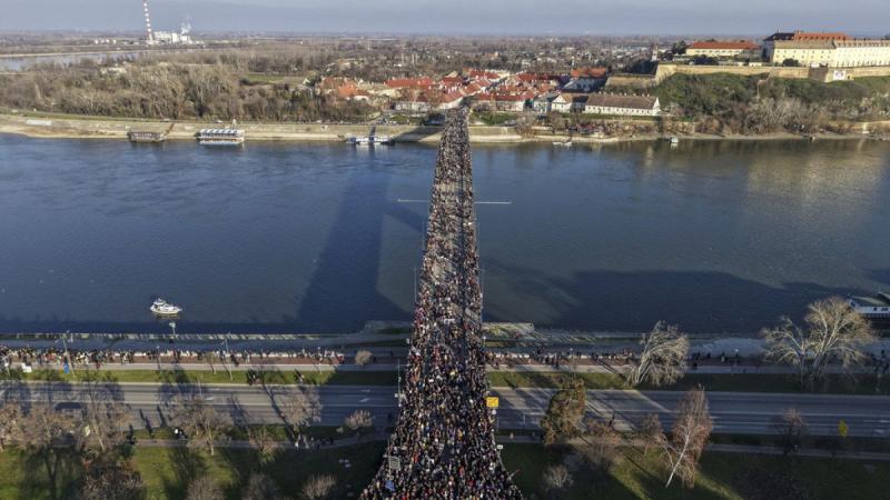 Újvidék három Duna-hídját a kormányellenes demonstrálók zárták le, ezzel kifejezve elégedetlenségüket a hatalommal szemben.