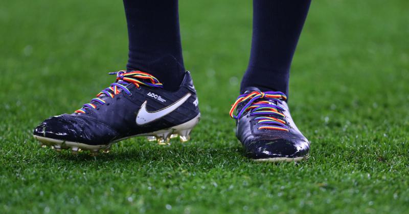 Feszült hangulat lengi körül az angol futballszövetség legújabb döntését, amely a transznemű sportolókkal kapcsolatos szabályozásokat érinti. A téma heves vitákat generál, és a bál az érzelmekkel teli diskurzus középpontjába került. Míg egyesek üdvözlik a