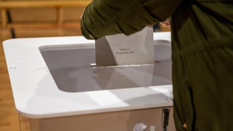 Megkezdődik a román elnökválasztás második fordulója, amely kulcsfontosságú lépés az ország politikai jövője szempontjából.