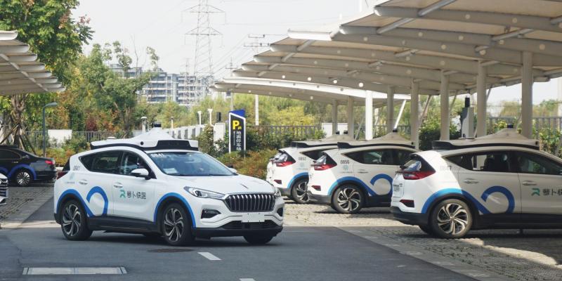 Kínai robottaxi debütál Európában!