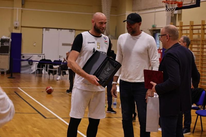 Visszavonult Szabó Zsolt, a korábbi magyar válogatott kosárlabdázó, aki pályafutása alatt rengeteg emlékezetes pillanattal gazdagította a sportágat.