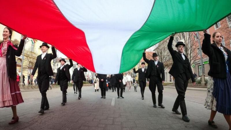 A Szivárványzászló helyett a magyar és székely zászló fog felfogni az Andrássy úti szélben.