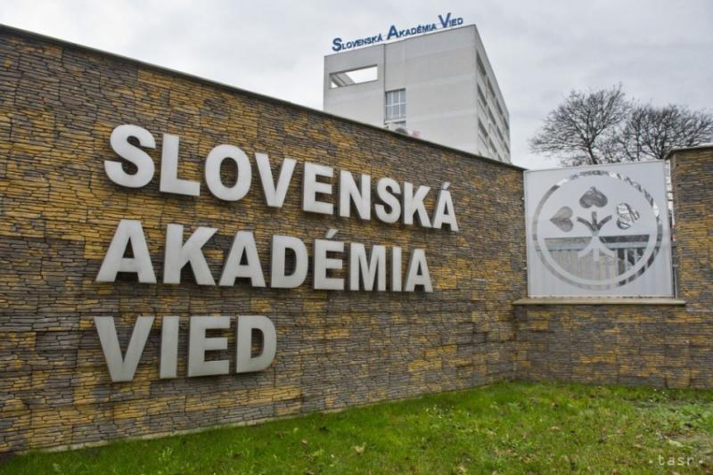Egy friss felmérés alapján kiderült, hogy a szlovák lakosság legnagyobb bizalommal az egyetemek, a Szlovák Tudományos Akadémia, valamint az önkormányzatok iránt viseltetik.