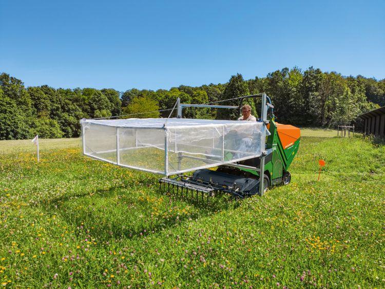 Fedezd fel az AMAZONE Profihopper BladeCut és InsectGuard innovációját, mely a professzionális gyepgondozás élvonalát képviseli! A GÉPmax segítségével most még hatékonyabban tarthatod karban a pázsitodat, élvezve a prémium minőségű technológiát és a kieme