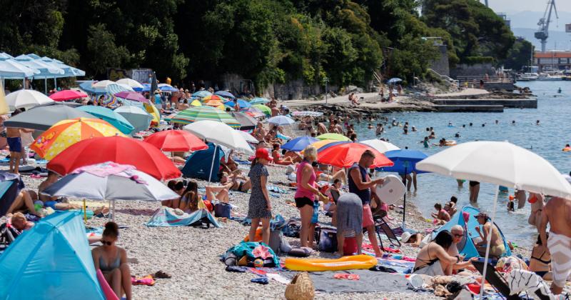 Az utazási tervek sokszor az utolsó pillanatban születnek, és a káosz mindennapos kísérőnk. A magyarok manapság a spontaneitás jegyében, gyakran kompromisszumokra kényszerülve vágnak neki a kalandoknak. Az előre tervezés helyett a pillanat varázsára összp