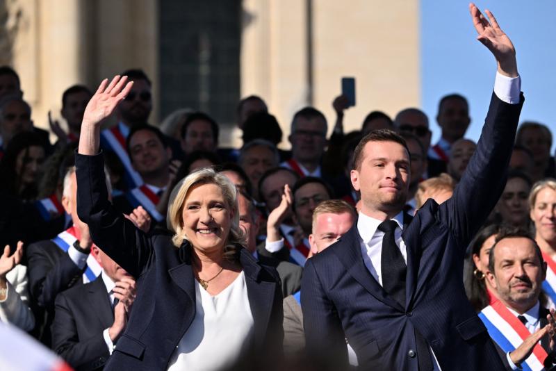 A rendőrség razziát tartott Marine Le Pen pártjának központjában.