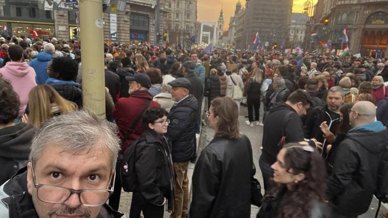 A Belvárosban, Hadházy Ákos demonstrációja végén, fél órán át teljesen megállt a forgalom.