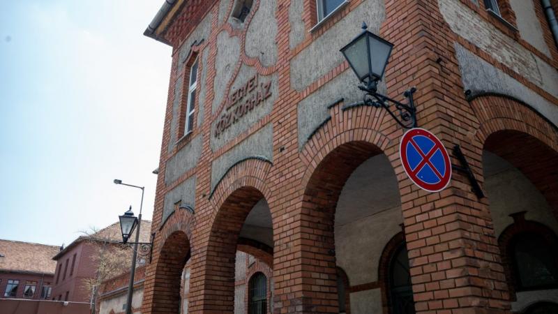 A székesfehérvári kórház hivatalos nyilatkozatot adott ki a Telexnek, amelyben megerősítették, hogy a vajúdó nő mellett nem voltak jelen szerelők.
