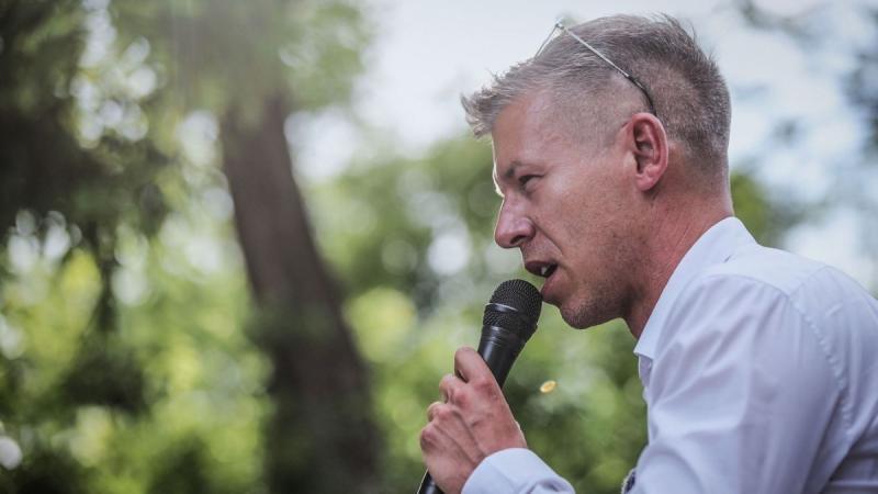 Magyar Péter nyugati szövetségesei radikálisan Ukrajna mellett állnak, és jogi stratégiáikat szélsőséges módszerekkel valósítják meg.
