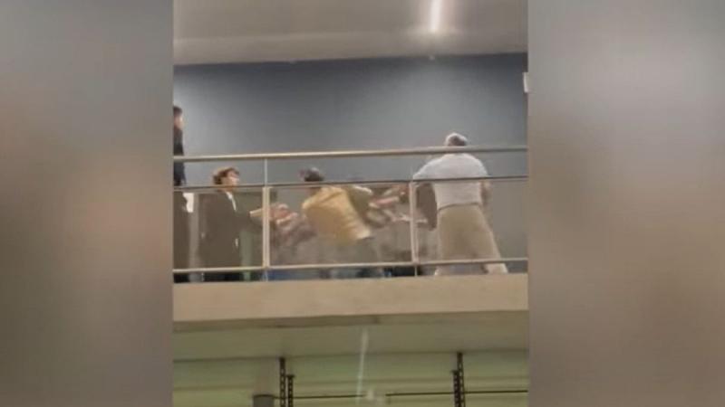 Feszült helyzet alakult ki a VIP-páholyban: a volt elnök és fia heves szóváltásba keveredtek a szurkolókkal, ami végül verekedésbe torkollott. A drámai eseményekről videófelvétel is készült.