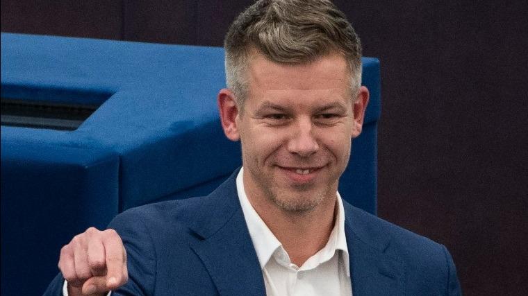 Orbán Viktor bejelentette, hogy a brüsszeli mentelmi 