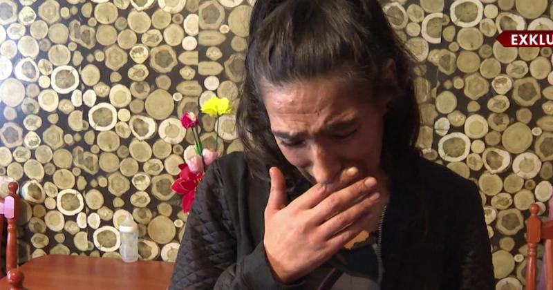 Egy tragikus baleset következtében agysérülést szenvedett el egy kétéves kislány, miután egy másik gyermek erőszakosan ellökte őt. Az édesanya zokogva osztotta meg a történteket, szívből jövő fájdalmát és aggodalmát kifejezve lánya állapota miatt.
