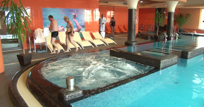 A Balaton környékén az őszi szünet beköszöntével szinte pillanatok alatt elfogytak a szálláshelyek, hiszen a gyönyörű táj és a kellemes időjárás sok látogatót vonzott. Készítettünk egy videót, amely bemutatja a környék szépségeit és a szálláslehetőségek n