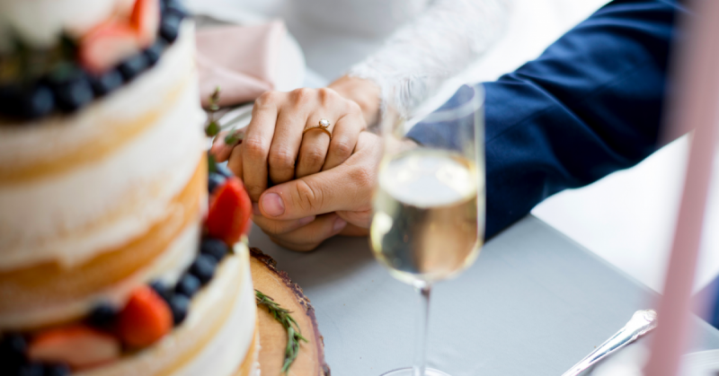 A nagymama varázslatosan elkészítette az esküvői tortát: az eredmény mindenkit ámulatba ejt, és a világ minden tájáról érkező dicséretek özöne zúdul rá - Fotók.