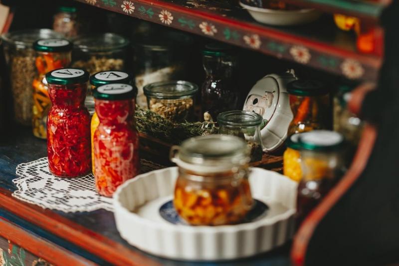 A zöldségek és gyümölcsök tartósítása: a fermentálás varázslatos univerzuma

A zöldségek és gyümölcsök megőrzése nem csupán egy gasztronómiai technika, hanem egy izgalmas kaland is a fermentálás világában. Ez a régi módszer nemcsak az ételek eltarthatóság