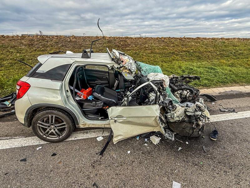 Szinte semmi nem maradt az autóból, miután teherautóval ütközött – a helyszínre mentőhelikopter érkezett.