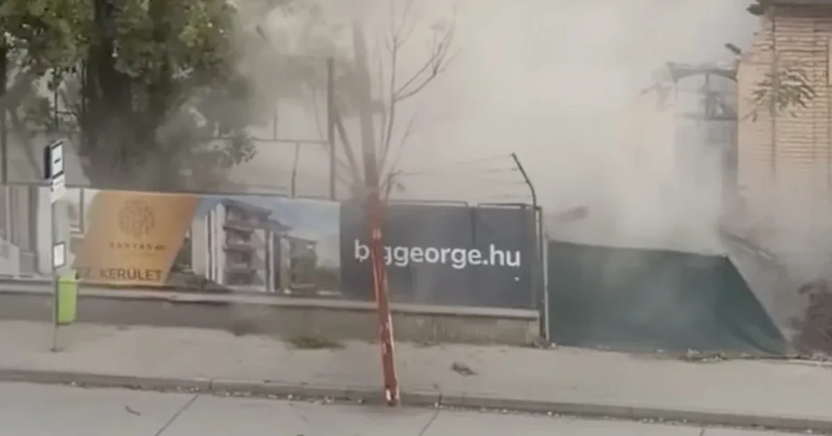 A Budafoki úton egy gerenda zuhant a buszmegállóba, ami miatt felfüggesztették a szabálytalan bontási munkálatokat.