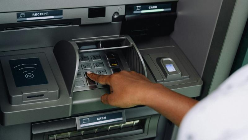 Itt a legújabb információ az ATM-es pénzfelvétel kapcsán: januártól a 65 év felettiek esetében ekkora összeg kerül levonásra.