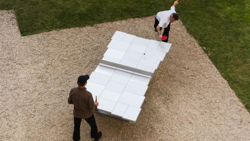 Egy művész kezei között a pingpongasztal varázslatos átalakuláson megy keresztül, és hangszerré válik. A labdák ritmusos pattogása, a háló alatti zörejek és az asztal felületének rezonanciája egy különleges zenei élményt teremt. A pingpongasztal nem csupá