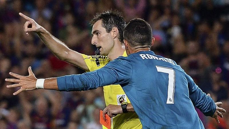 A Fradi mérkőzését vezető bíró, könnyekkel a szemében, próbálta megindokolni döntéseit.