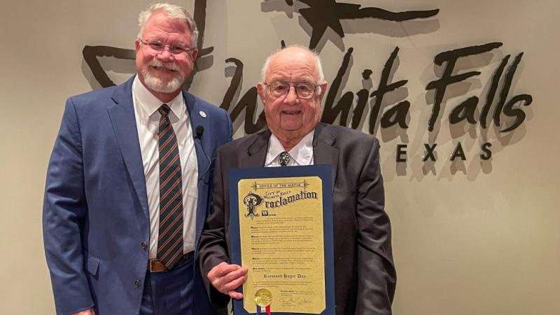 95 éves korában is buszt vezet | 24.hu

A 95 éves férfi, aki még mindig buszt vezet, igazi példakép a közlekedés világában. Nemcsak a korát meghazudtoló életerejével, hanem a közlekedés iránti szenvedélyével is lenyűgözi környezetét. Életének e szakaszába