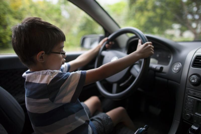 A gyermekére bízta a volánt, és emiatt rendőri intézkedés alá került.